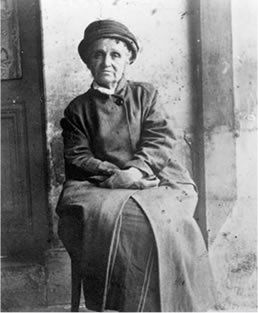 Camille Claudel photographiée lors de son internement à Montfavet où elle passera plus de 30 ans.