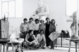 Le groupe des étudiants sculpteurs dans la salle de sculpture de l'académie - 1981    (Lutfi est en bas à droite et Boutros , son frère, en haut à gauche)