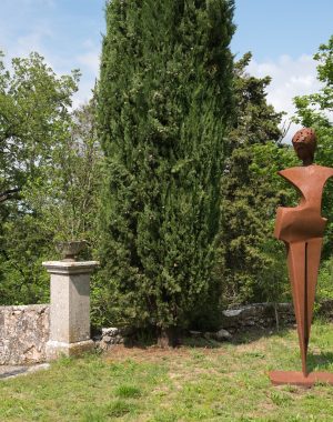 Sculpture contemporaine Corten en exposition dans le Parc du Château d'Esparron- Var